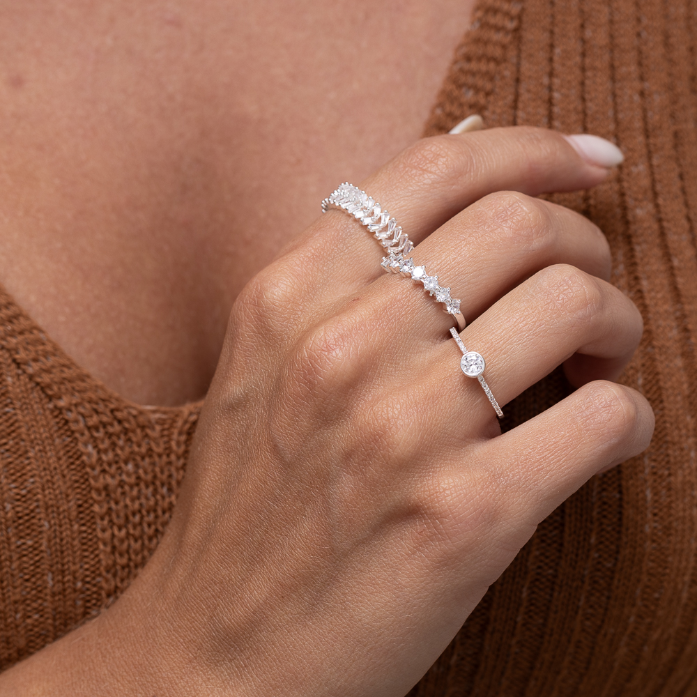 ANEL COM ZIRCÔNIAS NAVETE BANHO PRATA ANEL COM ZIRCÔNIAS NAVETE BANHO PRATA