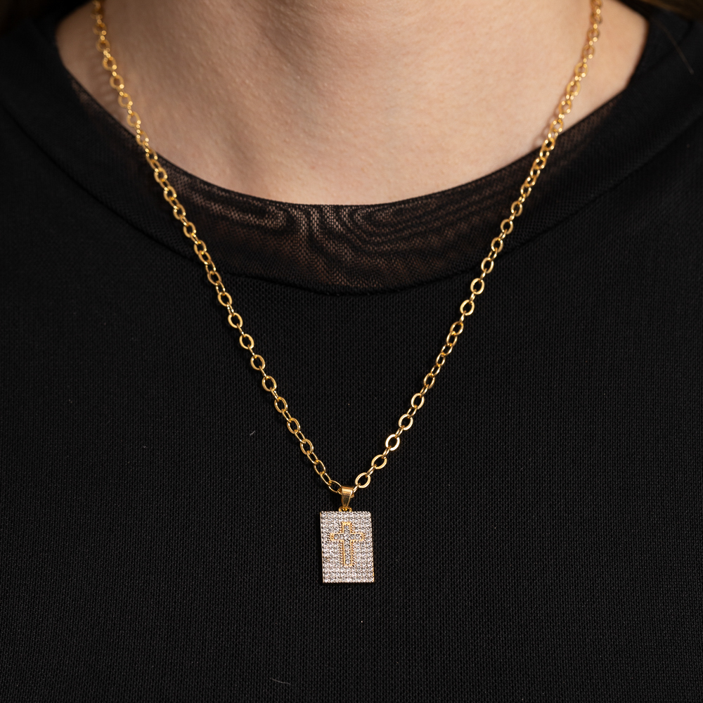 COLAR CRUZ PLAQUINHA CRAVEJADO COM ZIRCÔNIAS CRISTAIS BANHO OURO 18K COLAR CRUZ PLAQUINHA CRAVEJADO COM ZIRCÔNIAS CRISTAIS BANHO OURO 18K