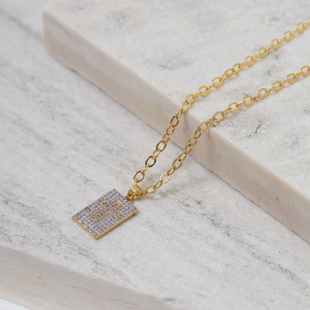 COLAR CRUZ PLAQUINHA CRAVEJADO COM ZIRCÔNIAS CRISTAIS BANHO OURO 18K COLAR CRUZ PLAQUINHA CRAVEJADO COM ZIRCÔNIAS CRISTAIS BANHO OURO 18K