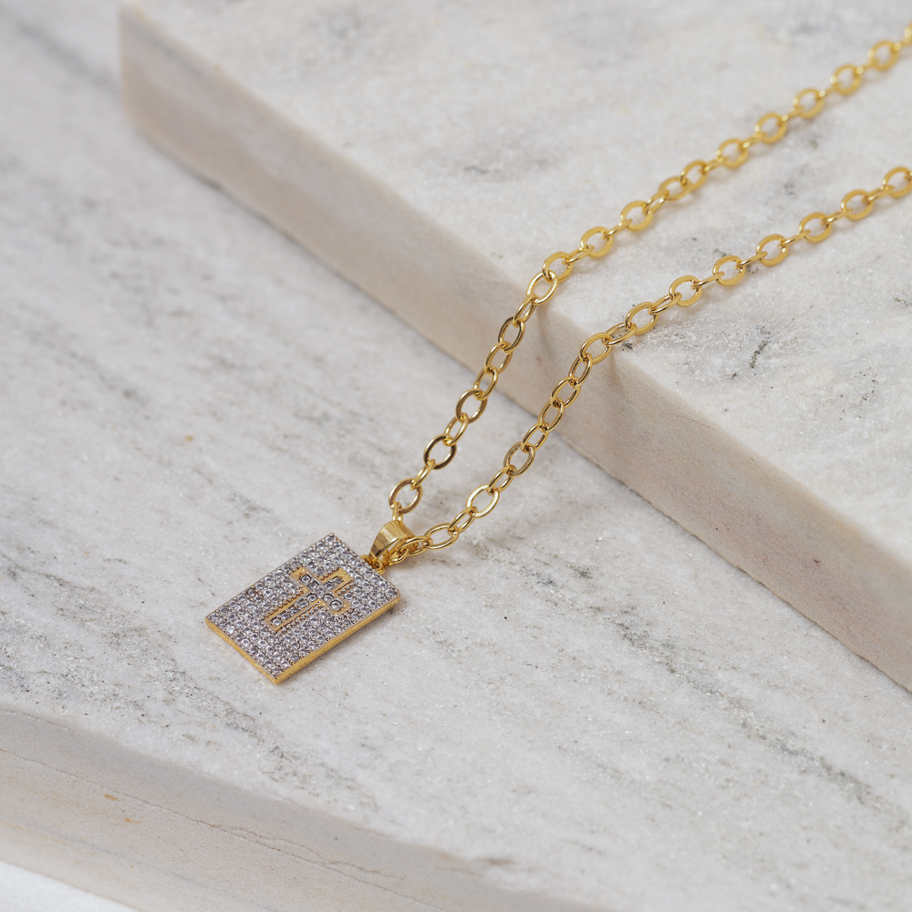 COLAR CRUZ PLAQUINHA CRAVEJADO COM ZIRCÔNIAS CRISTAIS BANHO OURO 18K COLAR CRUZ PLAQUINHA CRAVEJADO COM ZIRCÔNIAS CRISTAIS BANHO OURO 18K