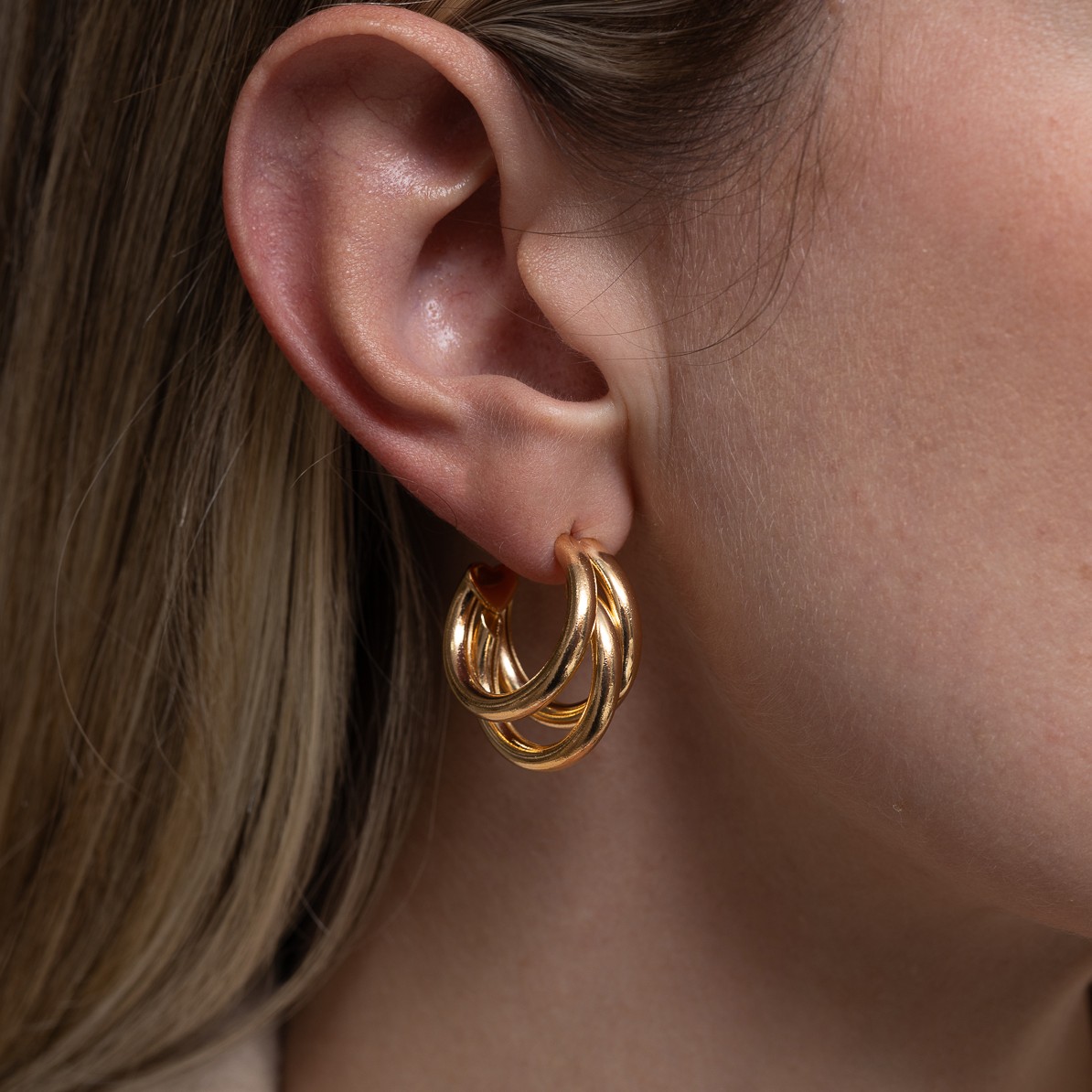 BRINCO ARGOLA TUBULAR TRIPLA P BANHO OURO 18K BRINCO ARGOLA TUBULAR TRIPLA P BANHO OURO 18K