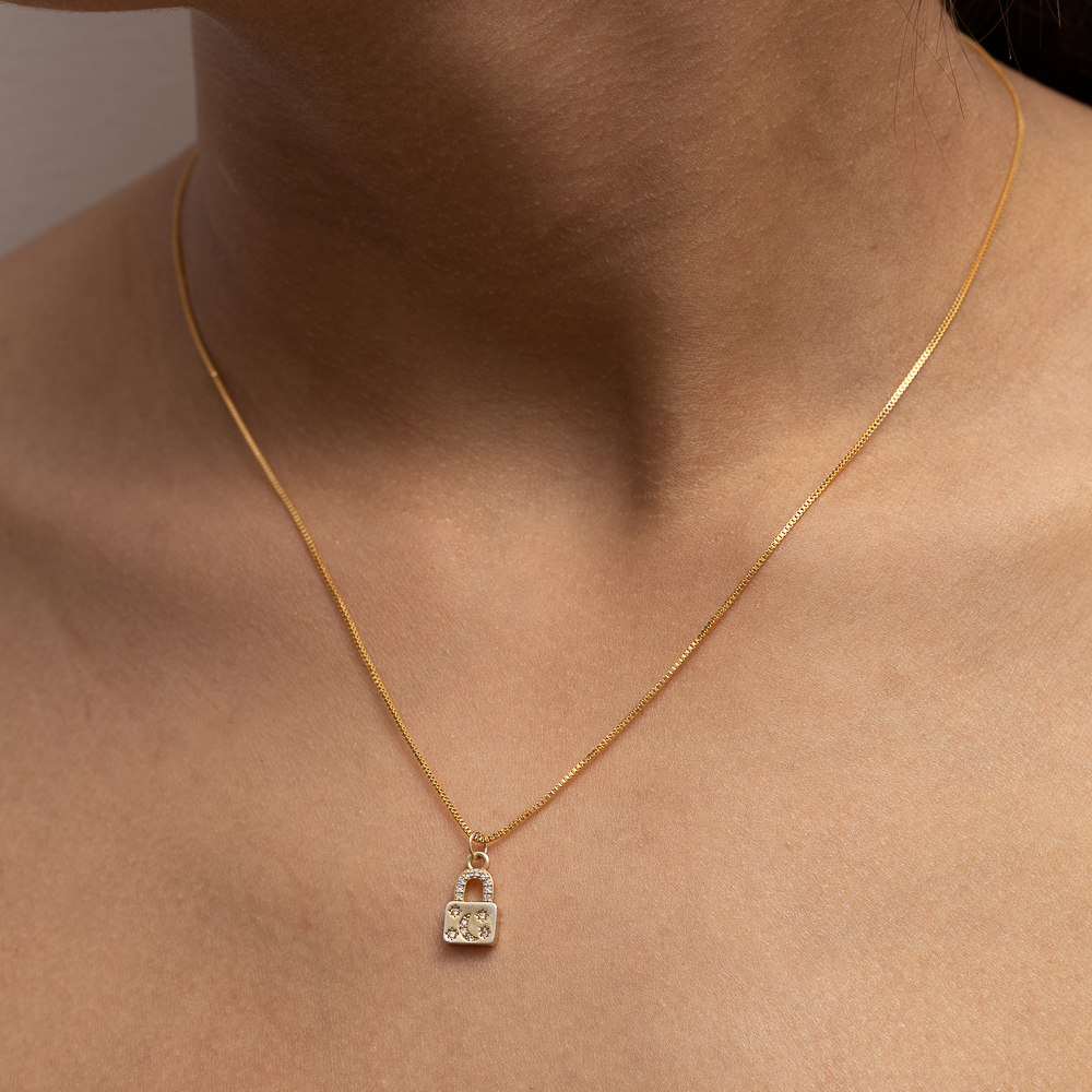 COLAR PINGENTE CADEADO COM ZIRCÔNIAS BANHO OURO 18K