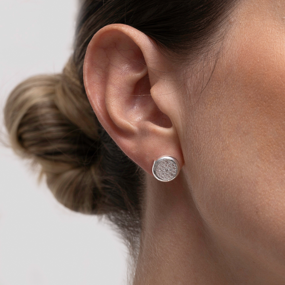 BRINCO REDONDO CRAVEJADO COM ZIRCÔNIAS CRISTAIS BANHO PRATA BRINCO REDONDO CRAVEJADO COM ZIRCÔNIAS CRISTAIS BANHO PRATA