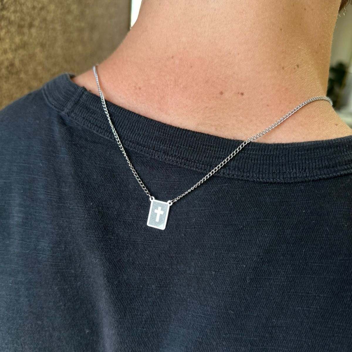 CORRENTE ESCAPULÁRIO CRUZ COM PEDRA VERDE ESMERALDA AÇO INOX