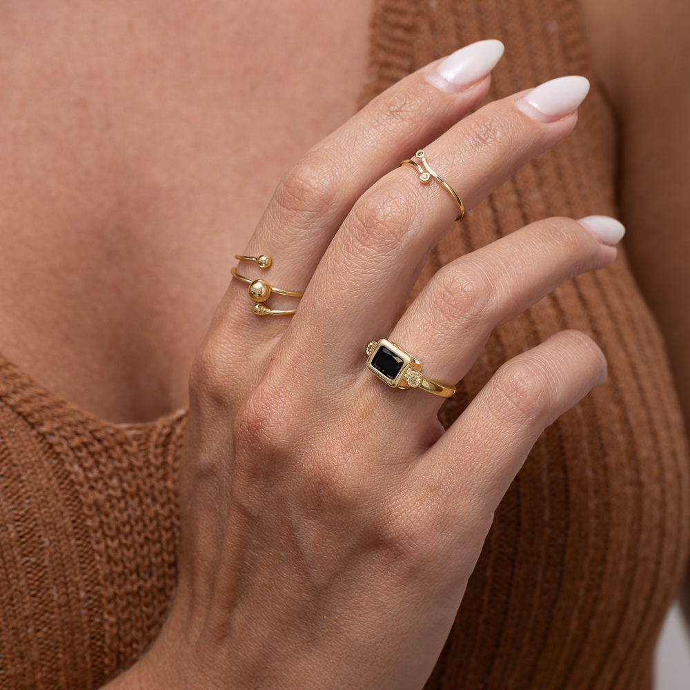 ANEL QUADRADO COM PEDRA NEGRA BANHO BANHO OURO 18K ANEL QUADRADO COM PEDRA NEGRA BANHO BANHO OURO 18K