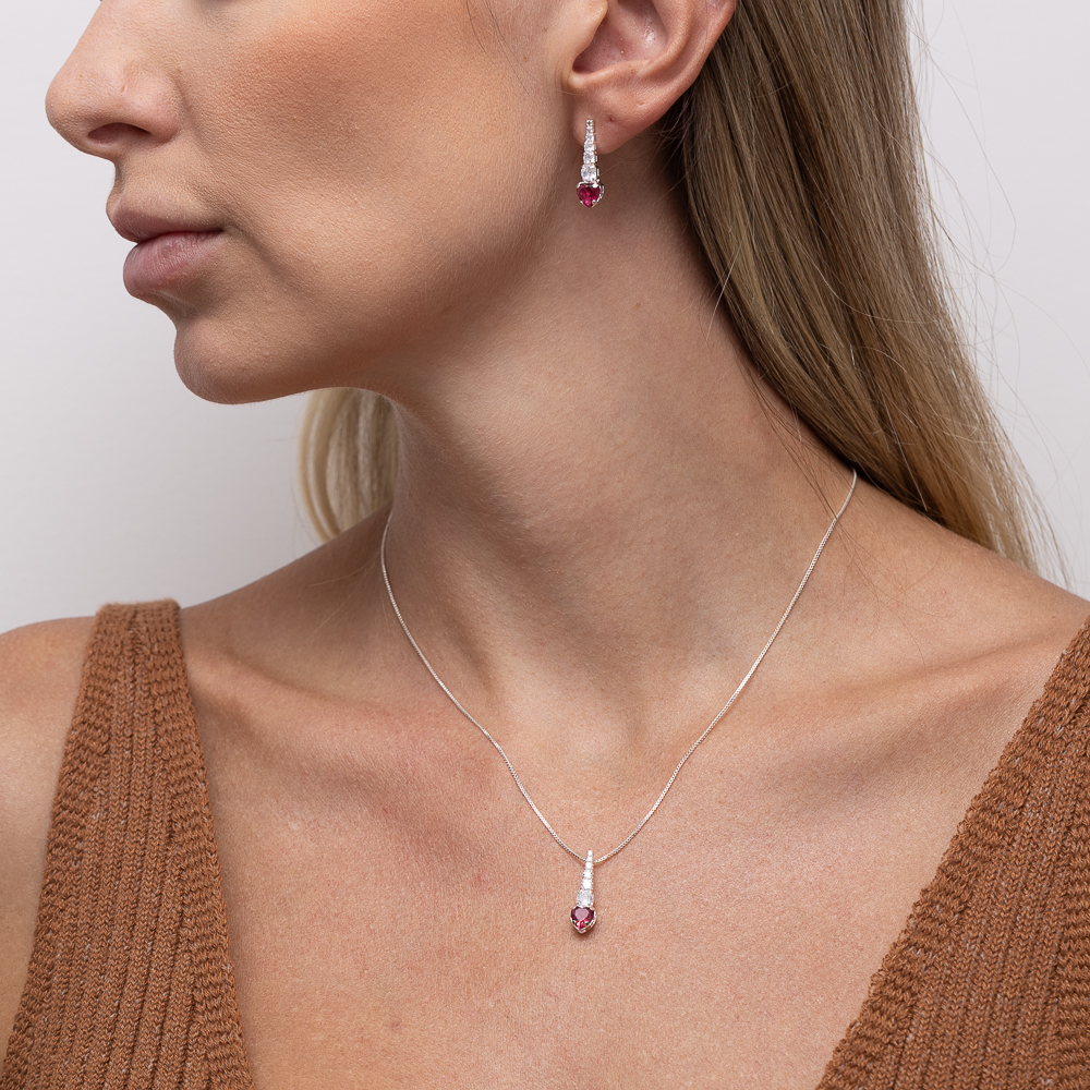 CONJUNTO CORAÇÃO PALITO COM ZIRCÔNIAS E PEDRA VERMELHO RUBI BANHO PRATA