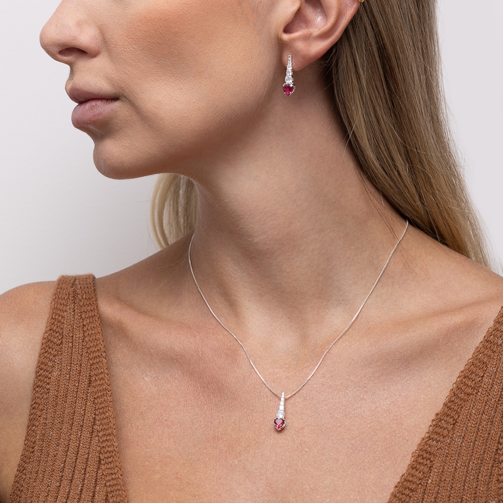 CONJUNTO CORAÇÃO PALITO COM ZIRCÔNIAS E PEDRA VERMELHO RUBI BANHO PRATA