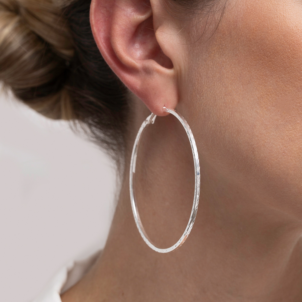 BRINCO ARGOLA GRANDE TRABALHADA BANHO PRATA