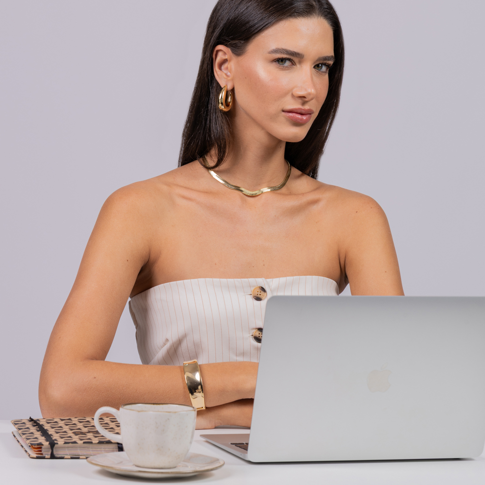 BRINCO ARGOLA GOTA U LISO BANHO OURO 18K