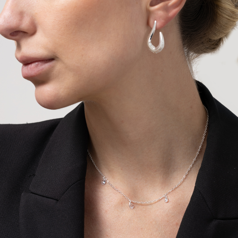 BRINCO CLÁSSICO CRAVEJADO BANHO PRATA