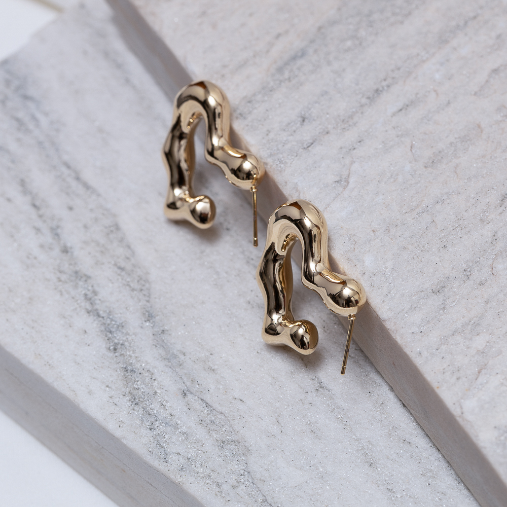 BRINCO ARGOLA CORAÇÃO ORGÂNICO BANHO OURO 18K
