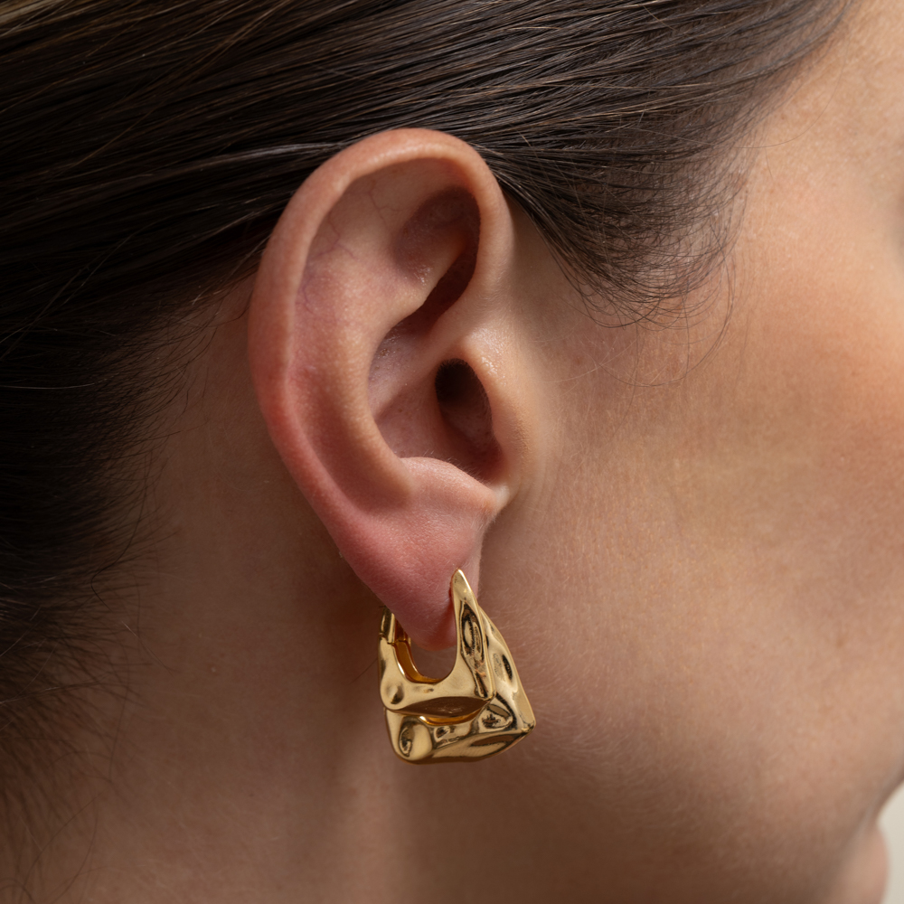 BRINCO ARGOLA G RETANGULAR AMASSADA BANHO OURO 18K