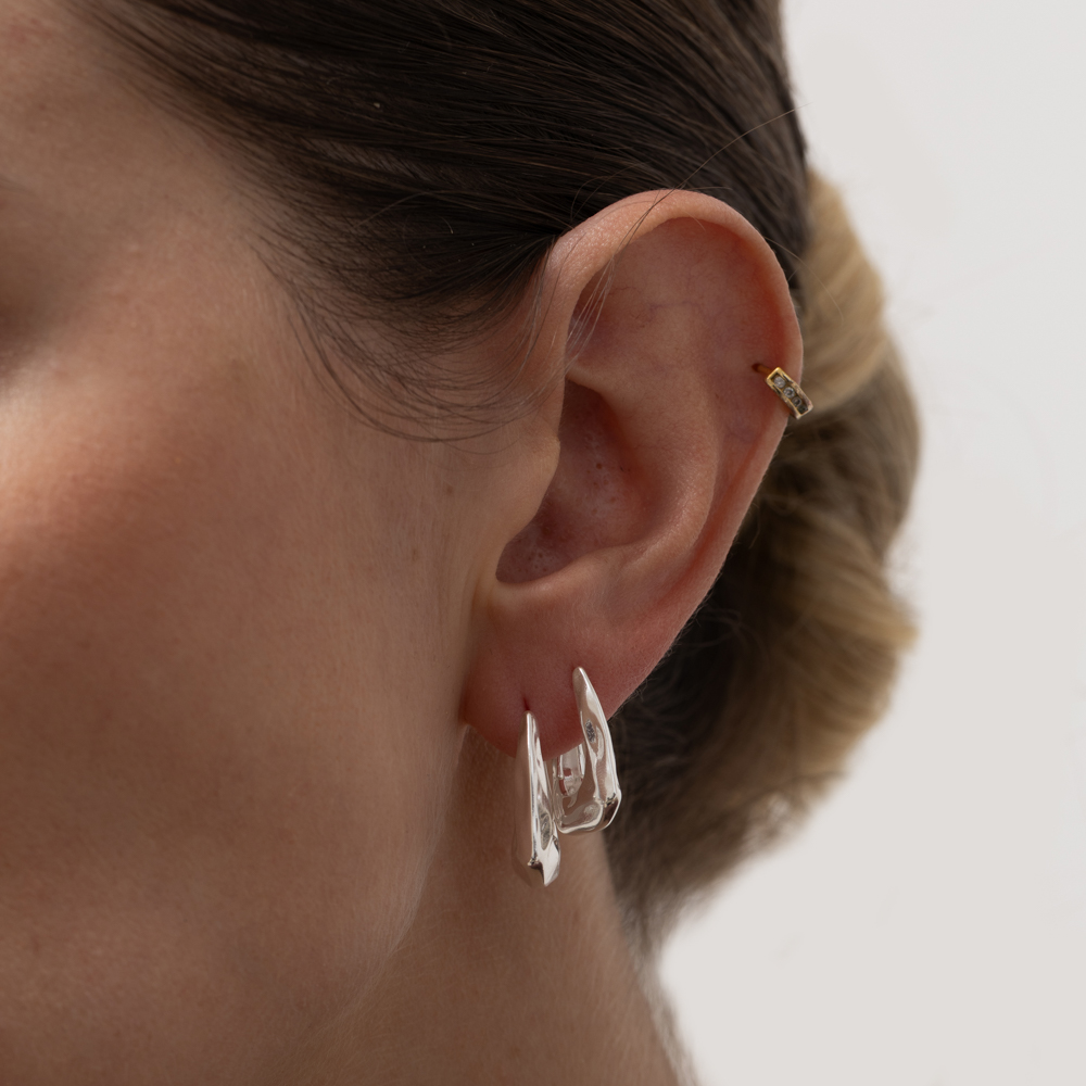 BRINCO ARGOLA G RETANGULAR AMASSADA BANHO PRATA