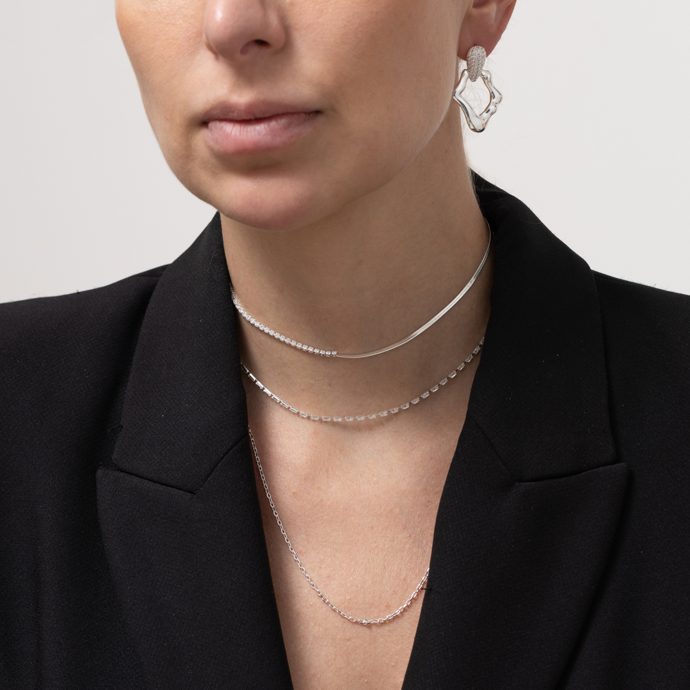 BRINCO ORGÂNICO COM BASE CRAVEJADA BANHO PRATA