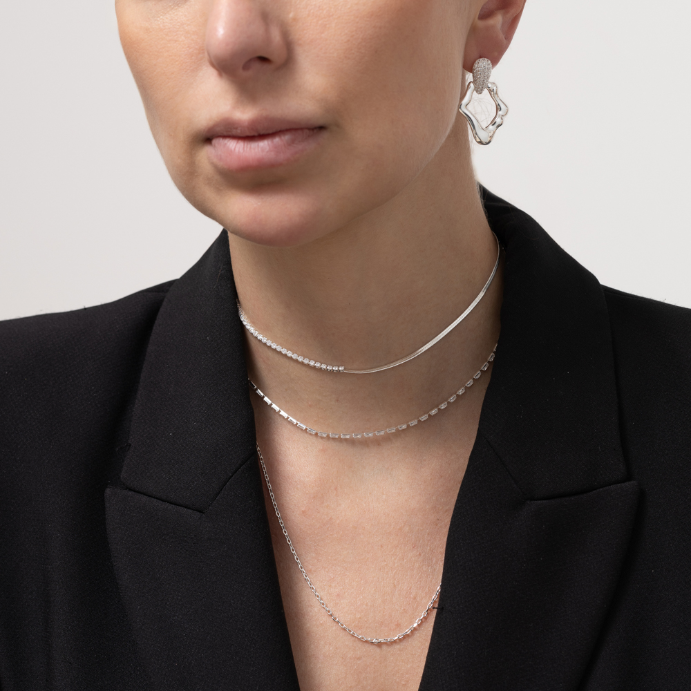 BRINCO ORGÂNICO COM BASE CRAVEJADA BANHO PRATA