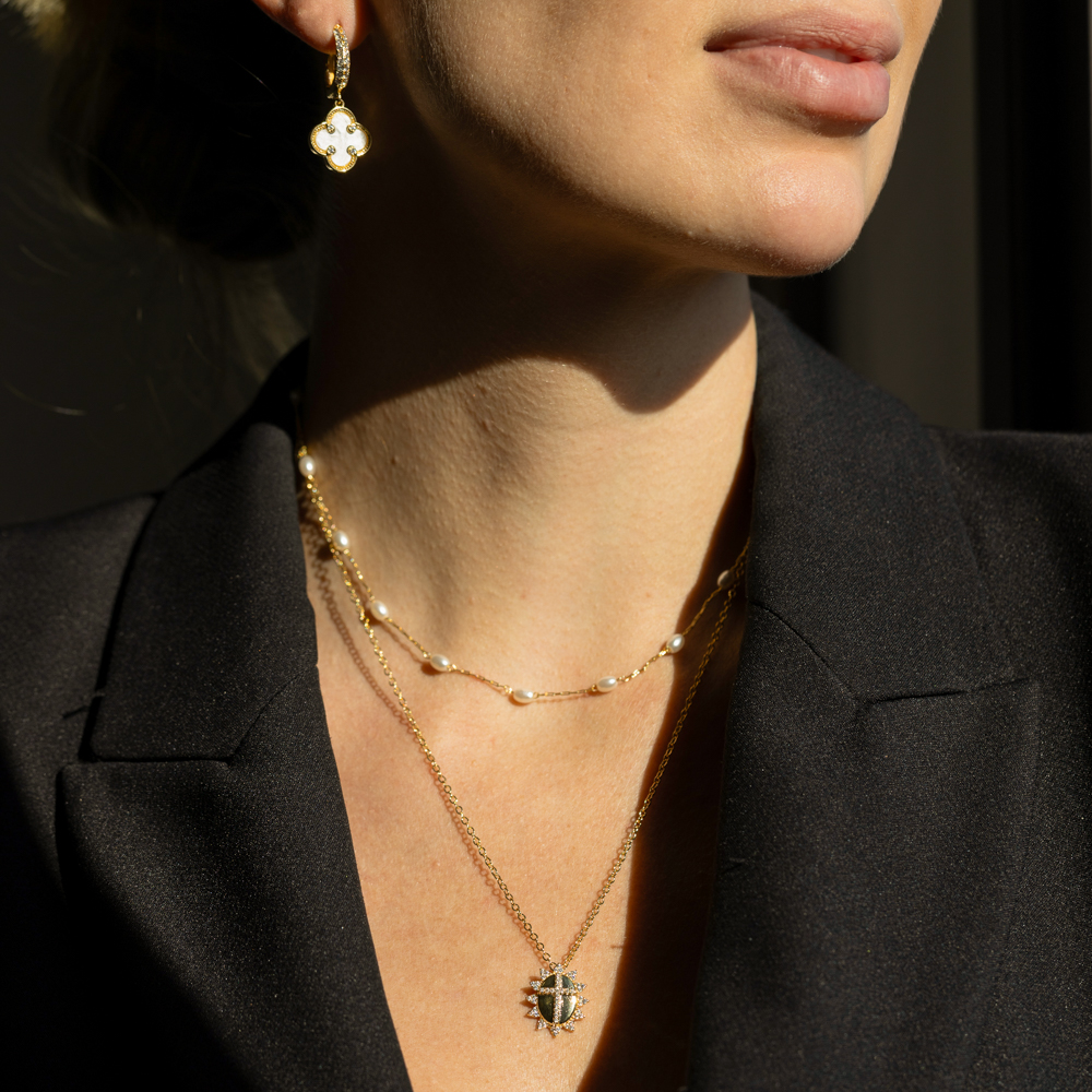 COLAR CORRENTE DUPLA COM PÉROLA E CRUZ BANHO OURO 18K