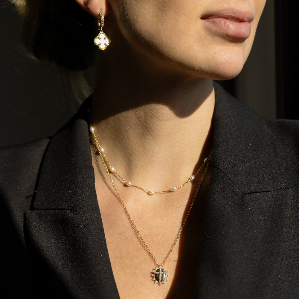 COLAR CORRENTE DUPLA COM PÉROLA E CRUZ BANHO OURO 18K