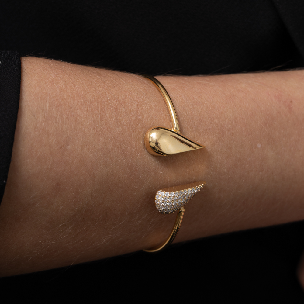 BRACELETE CORAÇÃO METADE LISO METADE COM CRAVEJADO BANHO OURO 18K