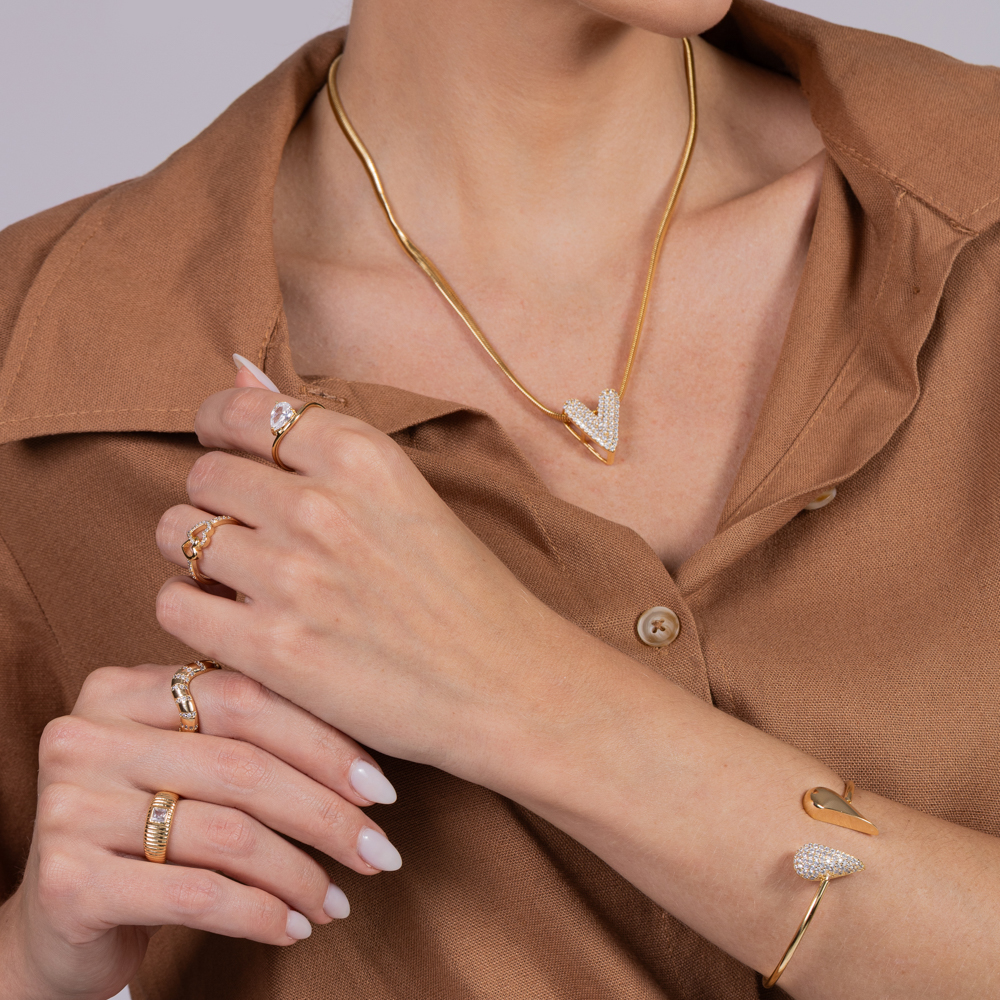 BRACELETE CORAÇÃO METADE LISO METADE COM CRAVEJADO BANHO OURO 18K