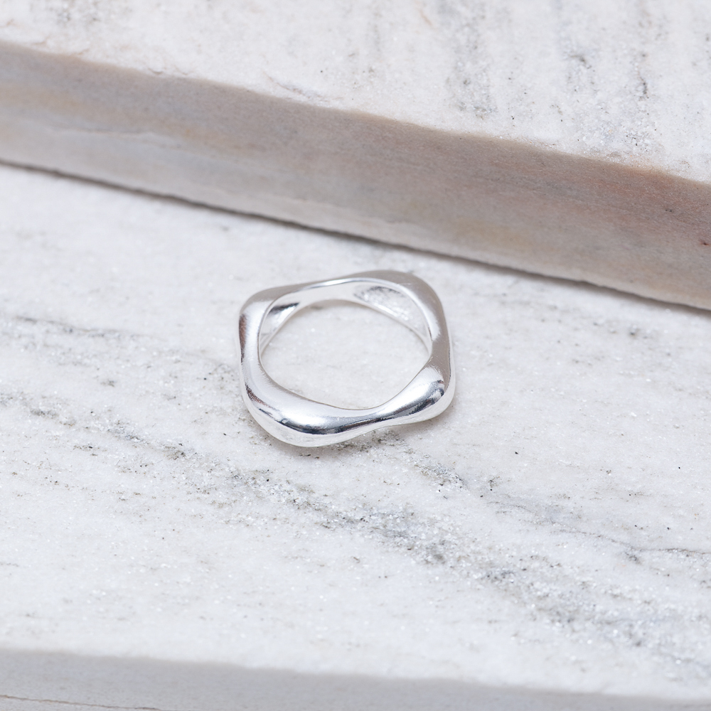 ANEL ORGÂNICO QUADRADO IRREGULAR BANHO PRATA ANEL ORGÂNICO QUADRADO IRREGULAR BANHO PRATA