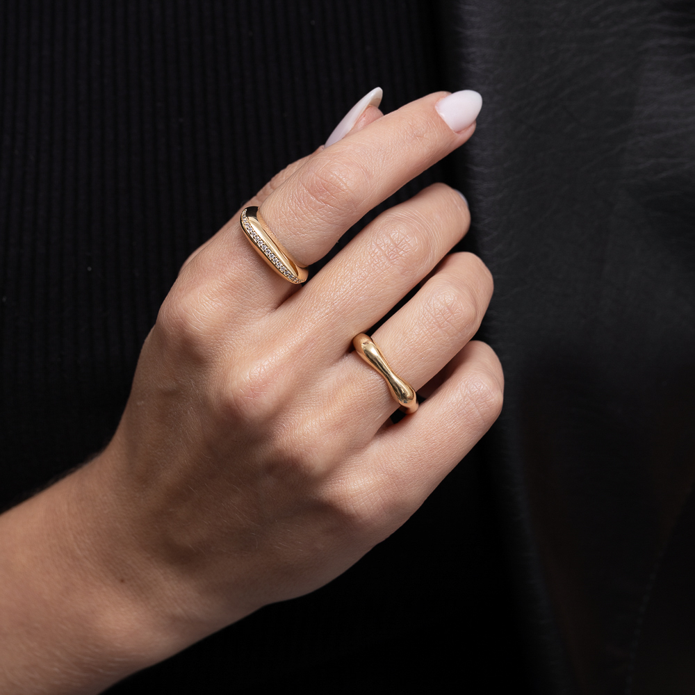 ANEL QUADRADO ABAULADO COM ZIRCÔNIAS BANHO OURO 18K