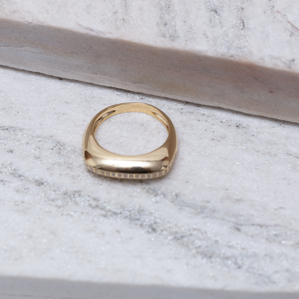 ANEL QUADRADO ABAULADO COM ZIRCÔNIAS BANHO OURO 18K