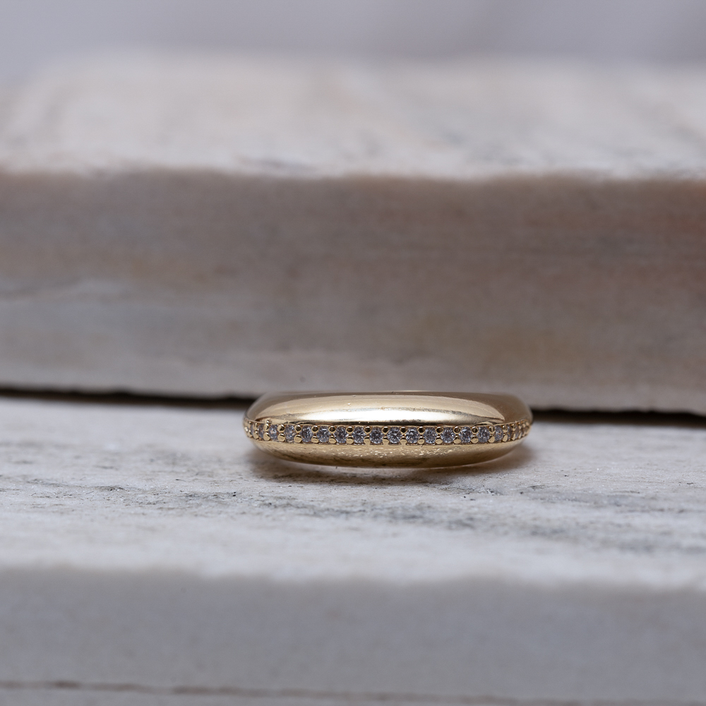 ANEL QUADRADO ABAULADO COM ZIRCÔNIAS BANHO OURO 18K ANEL QUADRADO ABAULADO COM ZIRCÔNIAS BANHO OURO 18K