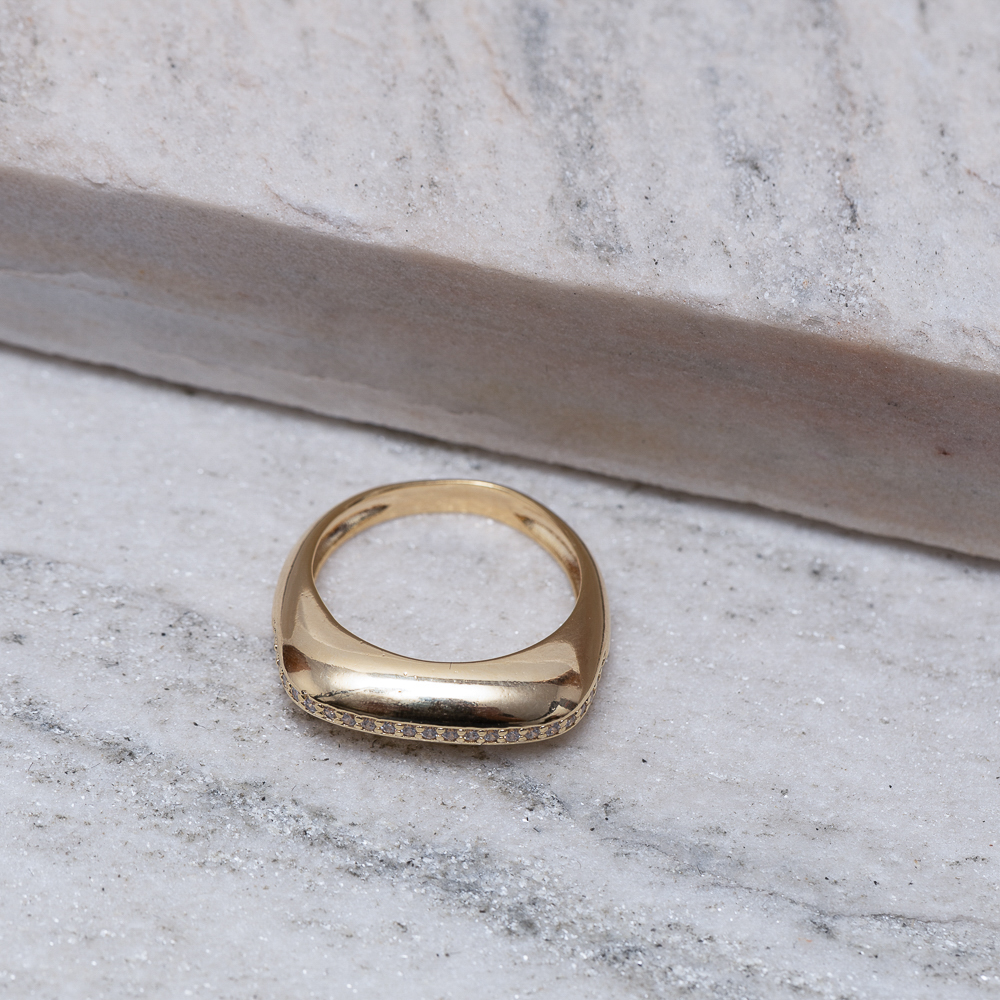 ANEL QUADRADO ABAULADO COM ZIRCÔNIAS BANHO OURO 18K