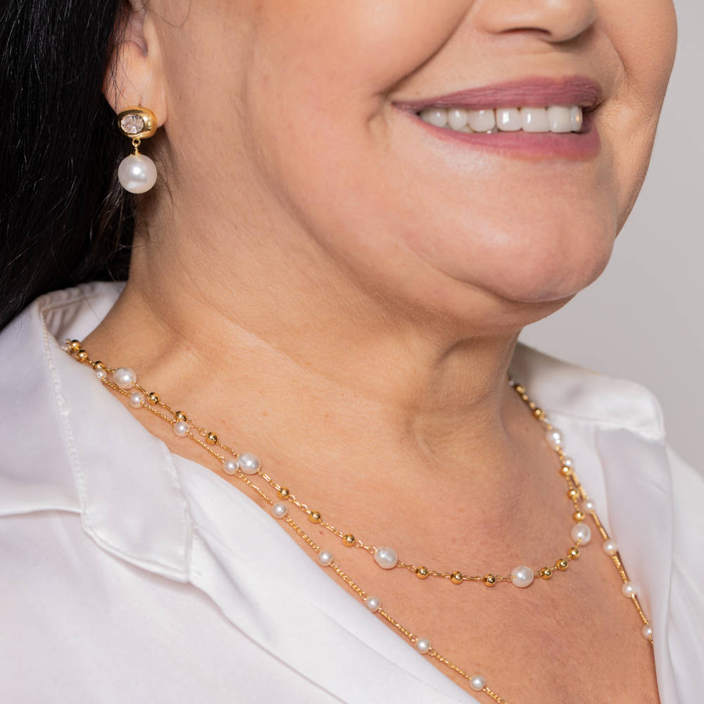 BRINCO PÉROLA COM BASE CRISTAL BANHO OURO 18K