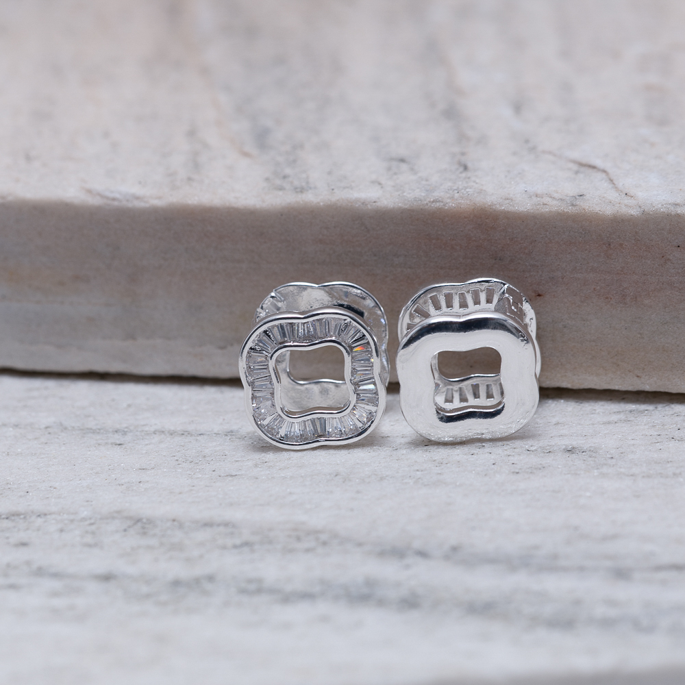 BRINCO ARGOLA QUADRADA VIRGINIA COM ZIRCÔNIAS NAVETE BANHO PRATA