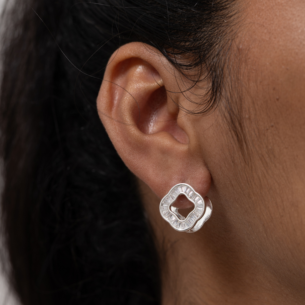 BRINCO ARGOLA QUADRADA VIRGINIA COM ZIRCÔNIAS NAVETE BANHO PRATA