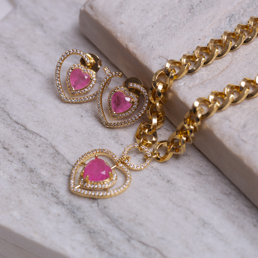 CONJUNTO CORAÇÃO COM PEDRA PINK BANHO OURO 18K