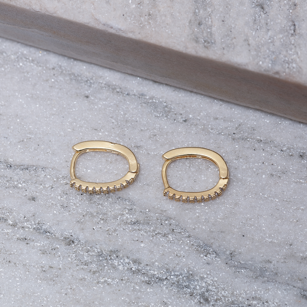 BRINCO ARGOLA OVAL FINA CRAVEJADA BANHO OURO 18K