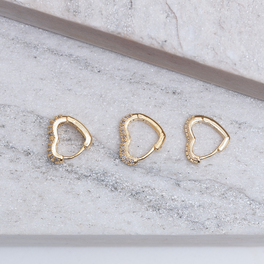 BRINCO ARGOLA CORAÇÃO 1 FILEIRA CRAVEJADO BANHO OURO 18K