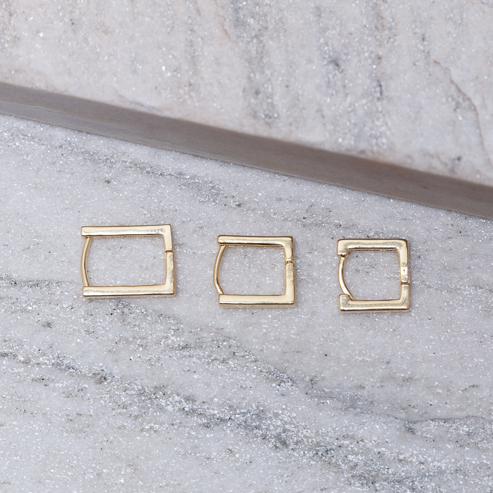 BRINCO ARGOLA P QUADRADA FINA BANHO OURO 18K