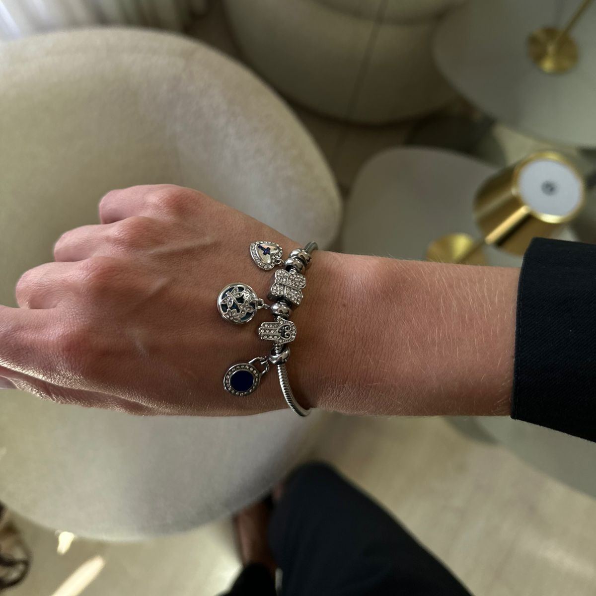 PULSEIRA 5 BERLOQUES COM BORBOLETA E MADREPÉROLA AZUL ESCURO 18CM AÇO INOX