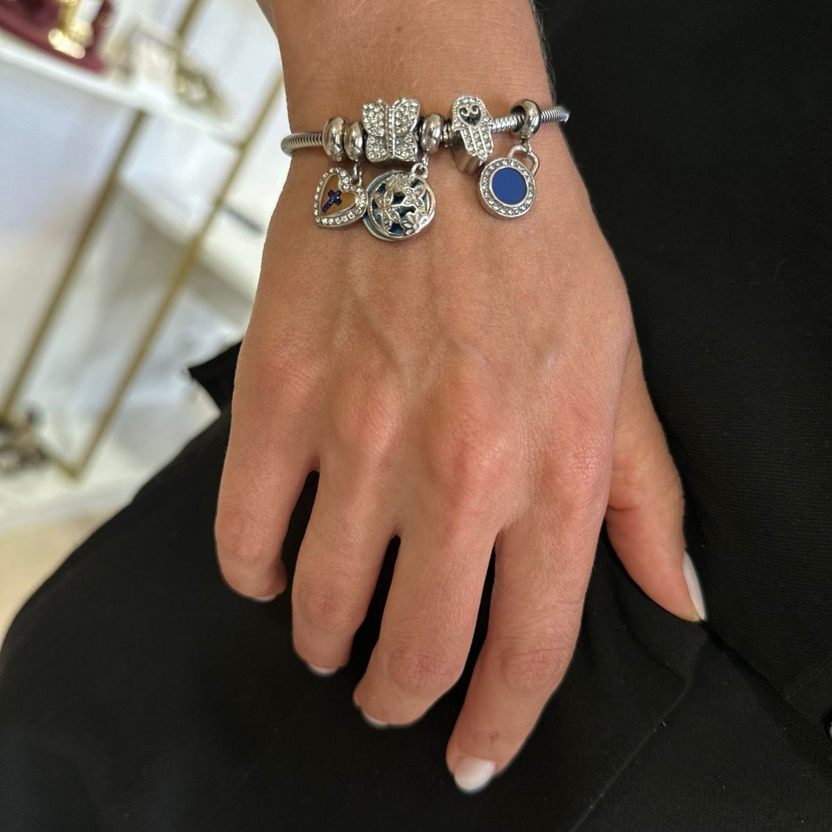 PULSEIRA 5 BERLOQUES COM BORBOLETA E MADREPÉROLA AZUL ESCURO 18CM AÇO INOX