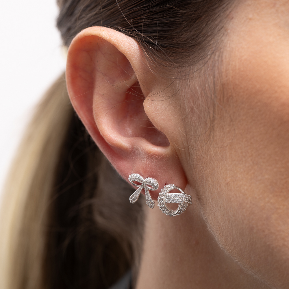 BRINCO TRANÇADO VAZADO CRAVEJADO COM ZIRCÔNIAS CRISTAIS BANHO PRATA BRINCO TRANÇADO VAZADO CRAVEJADO COM ZIRCÔNIAS CRISTAIS BANHO PRATA