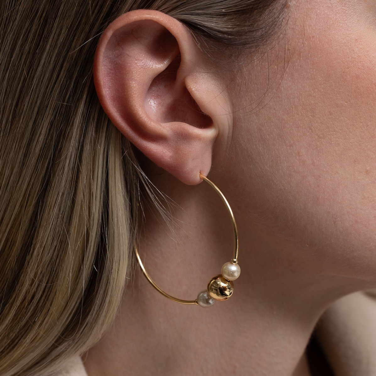 BRINCO ARGOLA GRANDE COM PÉROLA E BOLA DOURADA BANHO OURO 18K BRINCO ARGOLA GRANDE COM PÉROLA E BOLA DOURADA BANHO OURO 18K