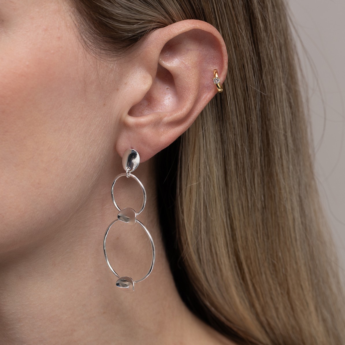 BRINCO CÍRCULOS GRANDES DUPLOS BANHO PRATA BRINCO CÍRCULOS GRANDES DUPLOS BANHO PRATA