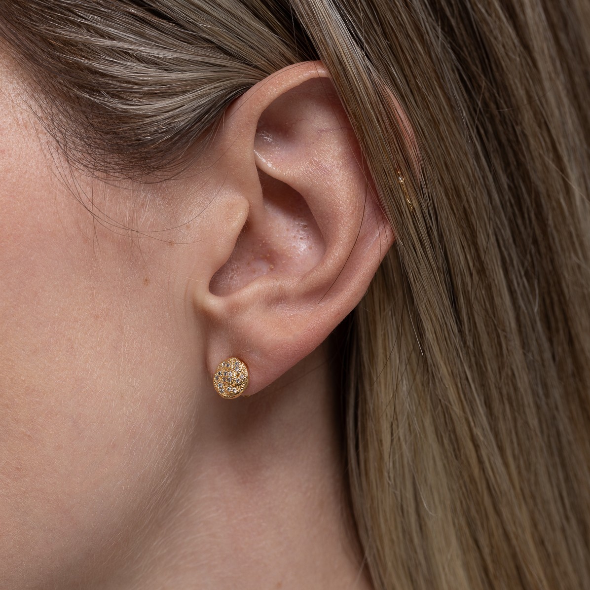 BRINCO ESPIRAL PEQUENO CRAVEJADO BANHO OURO 18K BRINCO ESPIRAL PEQUENO CRAVEJADO BANHO OURO 18K