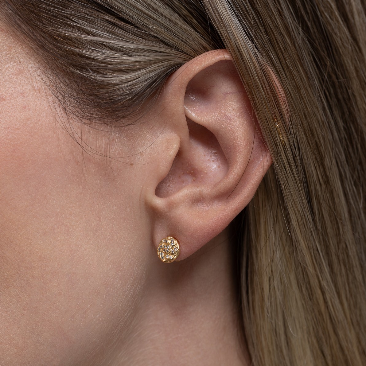 BRINCO ESPIRAL PEQUENO CRAVEJADO BANHO OURO 18K BRINCO ESPIRAL PEQUENO CRAVEJADO BANHO OURO 18K