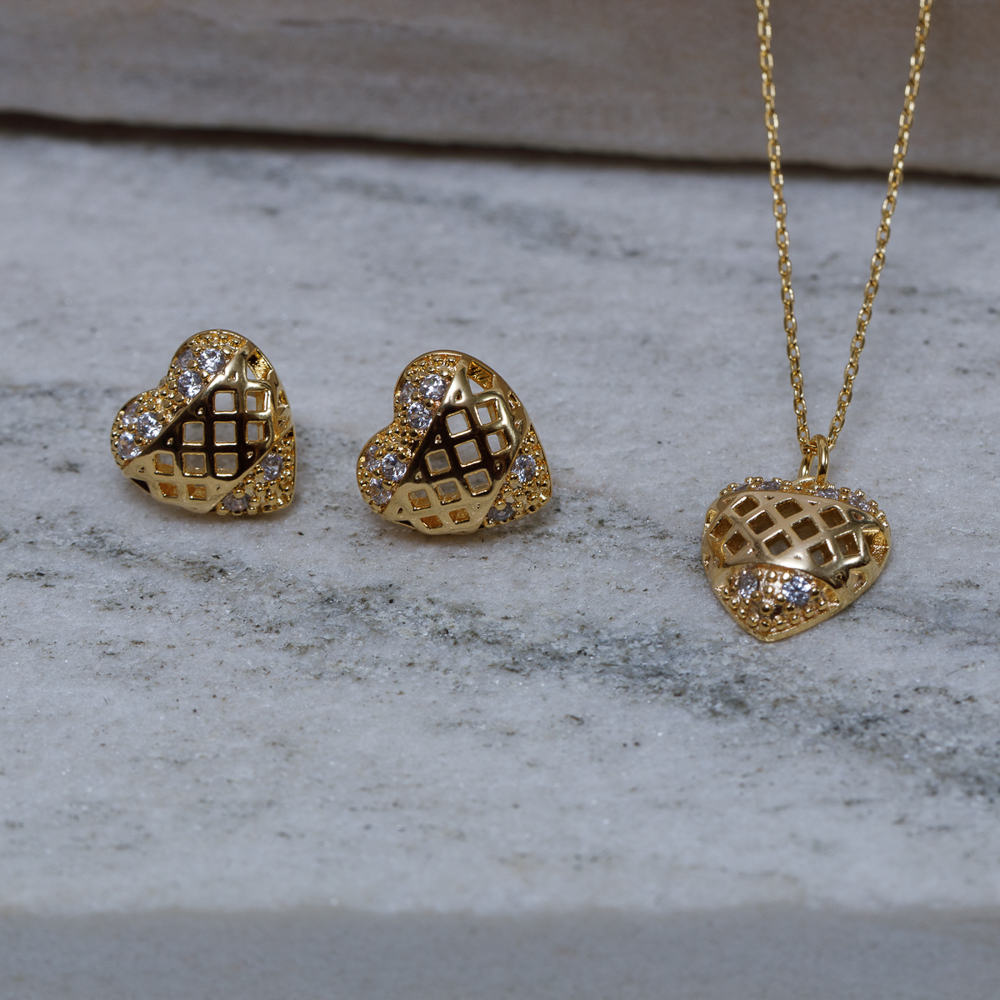CONJUNTO CORAÇÃO VAZADO CRAVEJADO BANHO OURO 18K