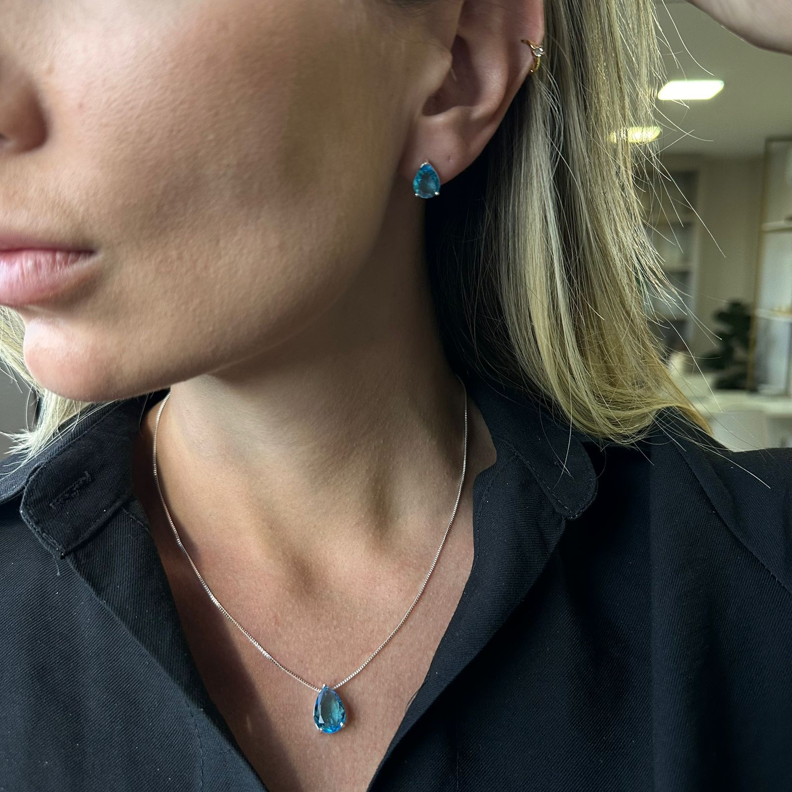 CONJUNTO GOTA COM PEDRA AZUL CLARO BANHO PRATA