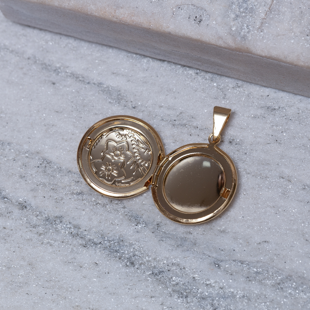 PINGENTE RELICÁRIO REDONDO TRABALHADO BANHO OURO 18K