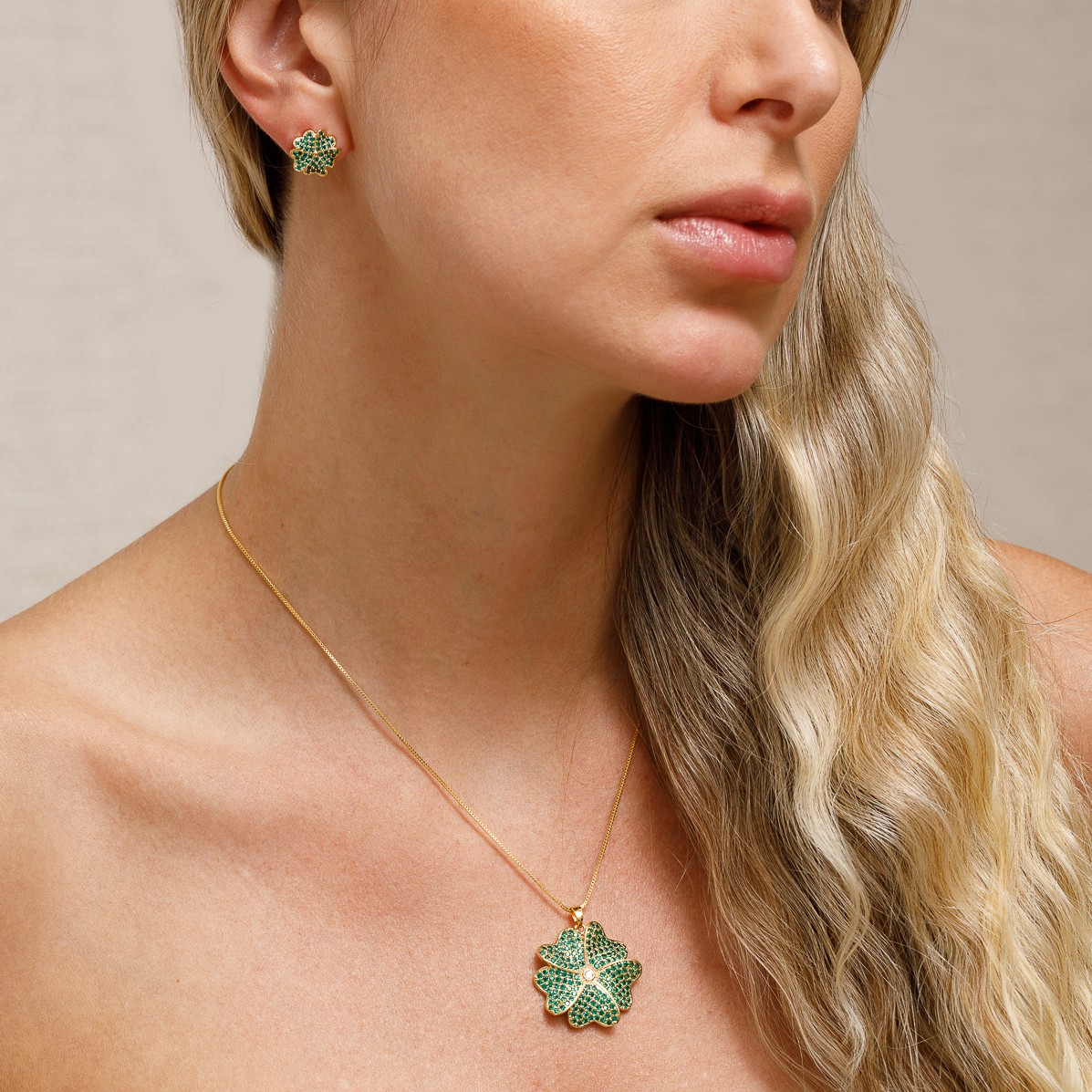 CONJUNTO FLOR DE AZALÉIA ESMERALDA BANHO OURO 18K