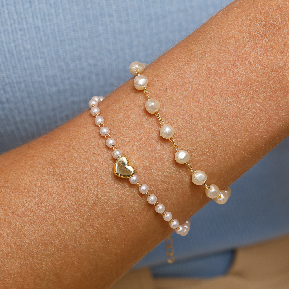 PULSEIRA PÉROLA COM CORAÇÃO LISO BANHO OURO 18K