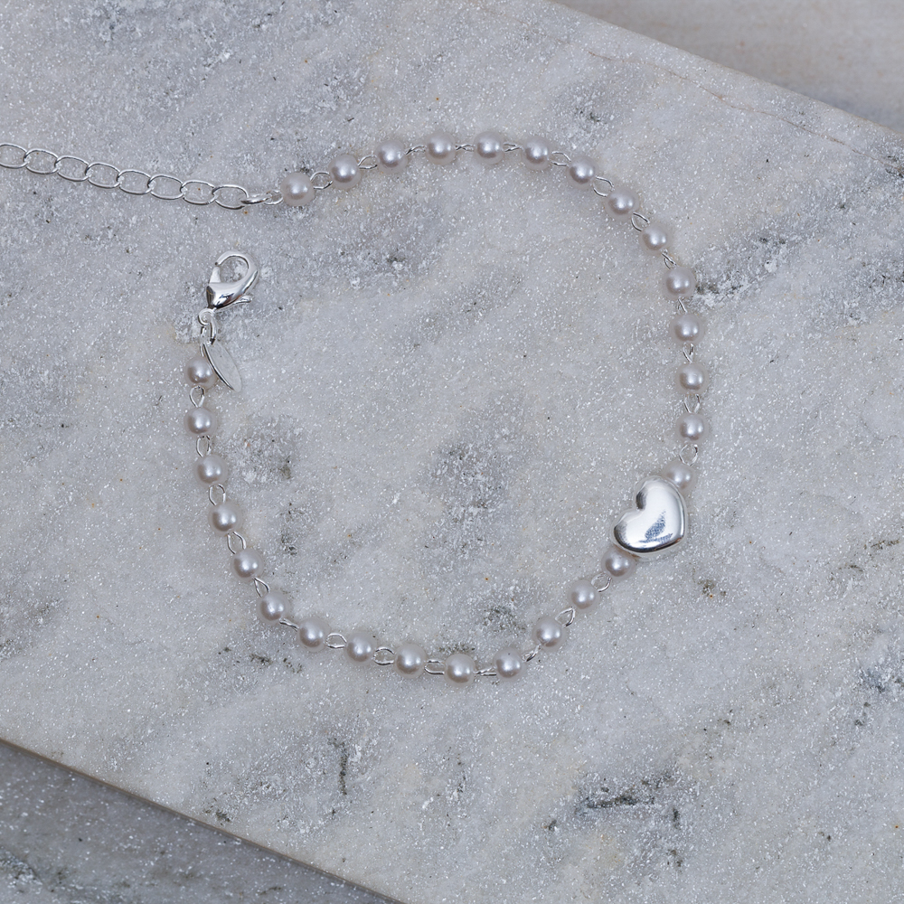 PULSEIRA PÉROLA COM CORAÇÃO LISO BANHO PRATA