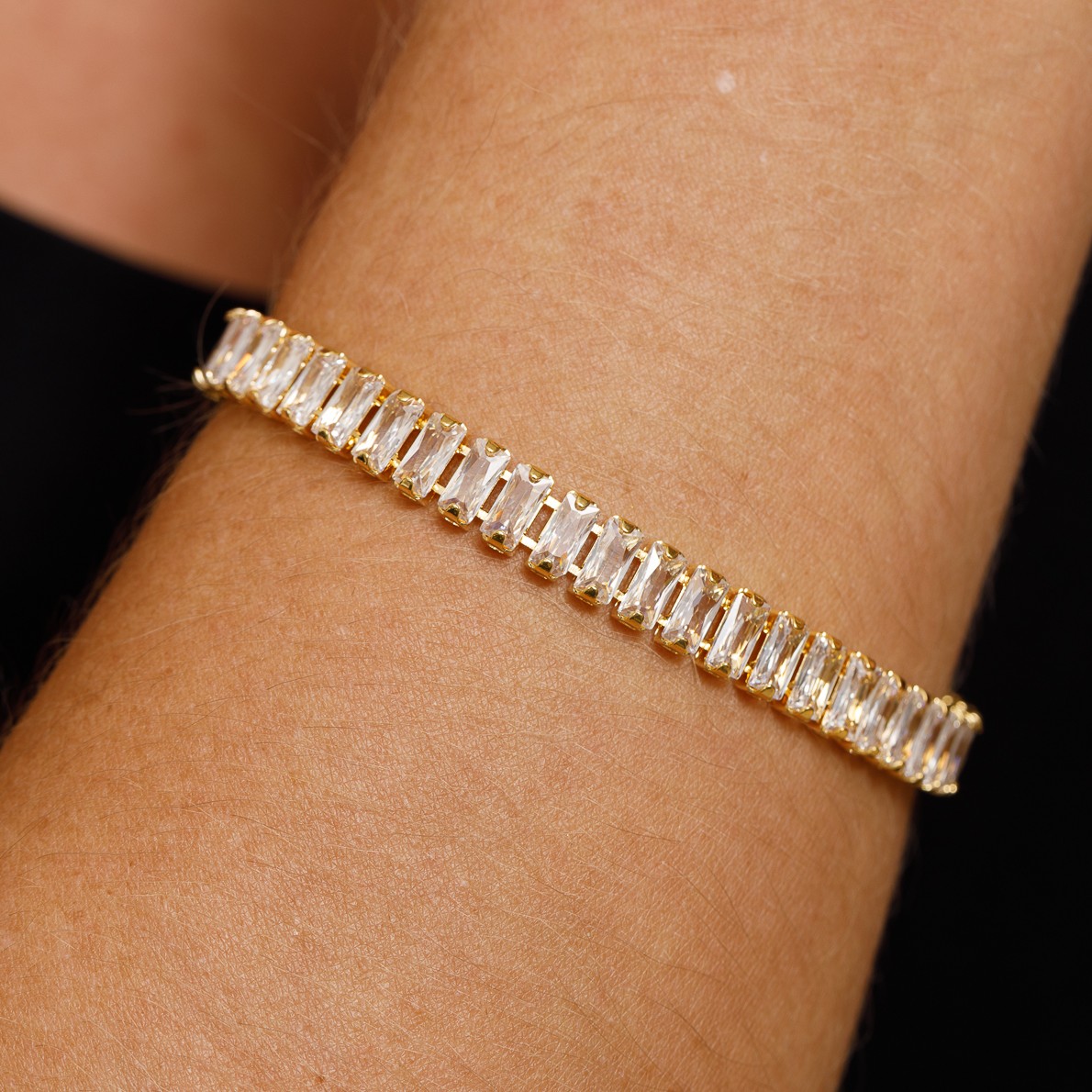PULSEIRA RIVIERA COM ZIRCÔNIAS NAVETE CRISTAL BANHO OURO 18K