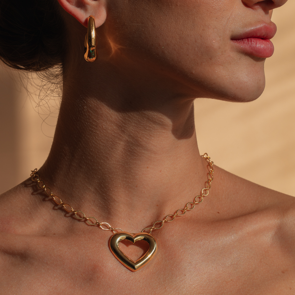 COLAR ELOS TRABALHADOS COM CORAÇÃO BANHO OURO 18K